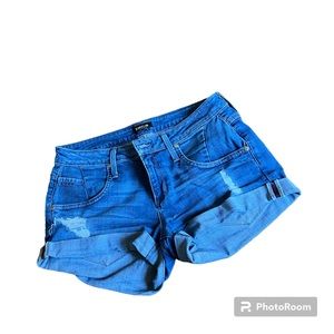 🔵BEBE: Women’s size 29, single button BF jean shorty ripped shorts w/pockets🔵
